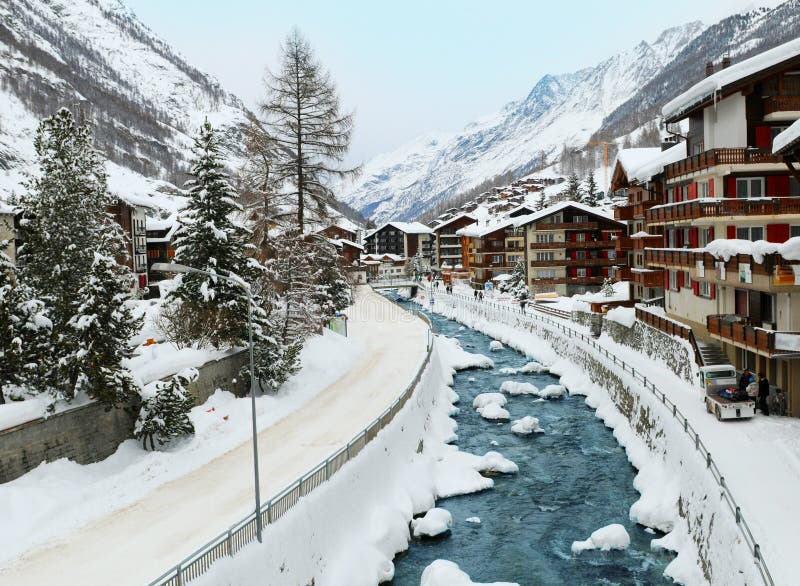 Scena di inverno del villaggio di Zermatt fotografia stock Scena di inverno del villaggio di Zermatt fotografia stock