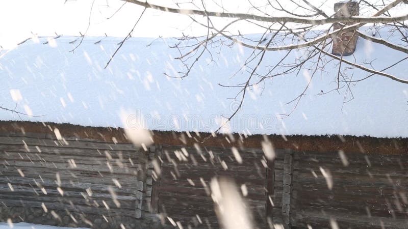 Scena di inverno di Snowy in città precipitazioni nevose in viuzza con le case di legno variopinte stock footage
