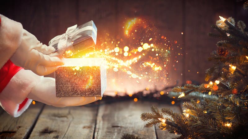 Scena di natale Scatola di apertura di Santa Claus con il regalo magico fotografia stock