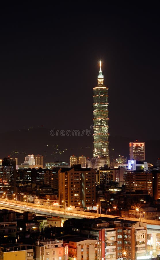 Scena di notte della città a Taipeh fotografie stock libere da diritti Scena di notte della città a Taipeh fotografie stock libere da diritti