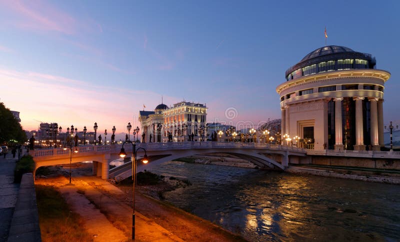 Scena di notte di Skopje all'alba fotografia stock Scena di notte di Skopje all'alba fotografia stock