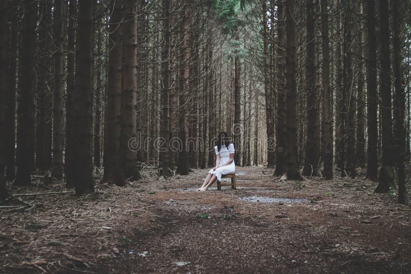 Scena di orrore di una donna spaventosa fotografie stock Scena di orrore di una donna spaventosa fotografie stock