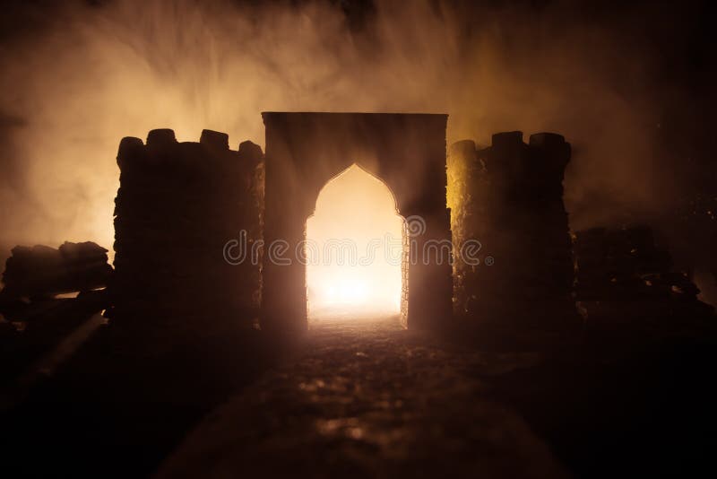 Scena medievală a bătăliei. siluete de figuri ca obiecte separate luptă între războinici noaptea. decorarea creativă a ilustrațiil royalty free stock photo