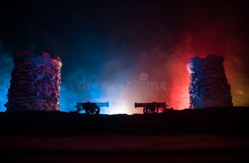 Scena medievală a bătăliei. siluete de figuri ca obiecte separate luptă între războinici noaptea. decorarea creativă a ilustrațiil stock image