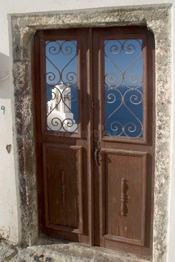 Scena tipica dall'isola greca di Santorini fotografia stock libera da diritti Scena tipica dall'isola greca di Santorini fotografia stock libera da diritti