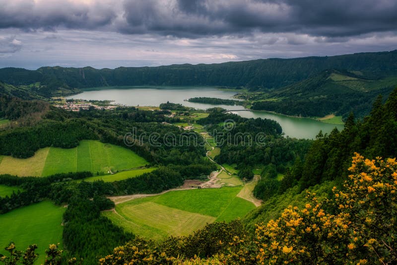 Scenarier: sjön med sjön och åkrar med blommor av förgrundssao miguel azores royaltyfria bilder