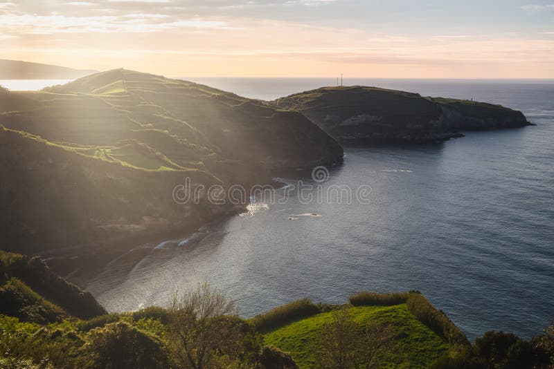 Scenariovy över havskusten miradouro de tomiria sao miguel azores royaltyfri bild
