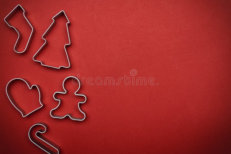 Scendenze minime di natale con forme di cottura ? natale su fondo rosso Concetto minimo Vista dall'alto immagini stock Scendenze minime di natale con forme di cottura ? natale su fondo rosso Concetto minimo Vista dall'alto immagini stock