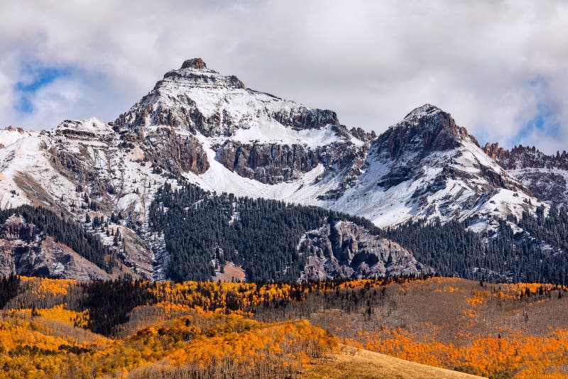 Scene d'autunno con colori in neve e in caduta nelle montagne di San Juan vicino a Telluride, Colorado fotografia stock Scene d'autunno con colori in neve e in caduta nelle montagne di San Juan vicino a Telluride, Colorado fotografia stock