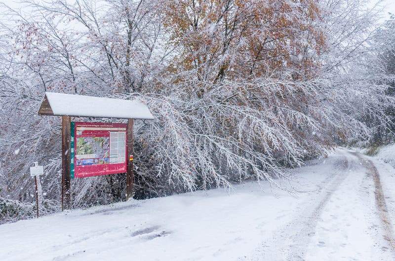 A scene of a snowy path in autumn, in natural park of Urkiola. royalty free stock photography A scene of a snowy path in autumn, in natural park of Urkiola. royalty free stock photography