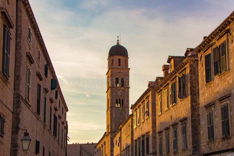 Sceneggiatura serale sul campanile della chiesa francescana e del monastero sulla famosa strada storica di Stradun fotografia stock Sceneggiatura serale sul campanile della chiesa francescana e del monastero sulla famosa strada storica di Stradun fotografia stock