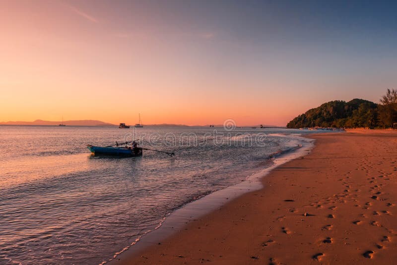Sceneria długa plaża tam i zaciszność jest łódkowata w wybrzeżu przy dennym południowym Tajlandia, Koh Yao Yai, Phang Nga zdjęcie stock Sceneria długa plaża tam i zaciszność jest łódkowata w wybrzeżu przy dennym południowym Tajlandia, Koh Yao Yai, Phang Nga zdjęcie stock