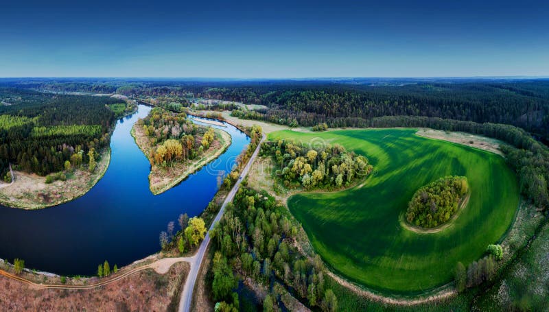 Antenna bellissimo da Europa natura un fiume isola foresta un strade tromba panoramico immagine da Lituania.