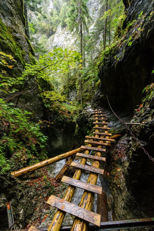 Malebná a krásná turistická stezka v parku Slovenský raj, Slovensko