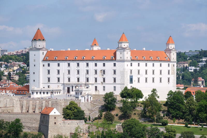 Scénický bratislavský hrad proti panoráma města na Slovensku