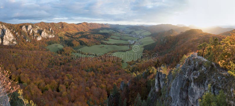 Malebná krajina v sulově, slovensko, na krásný podzimní východ slunce s barevnými listy na stromech v lese a bizarní špičaté skály