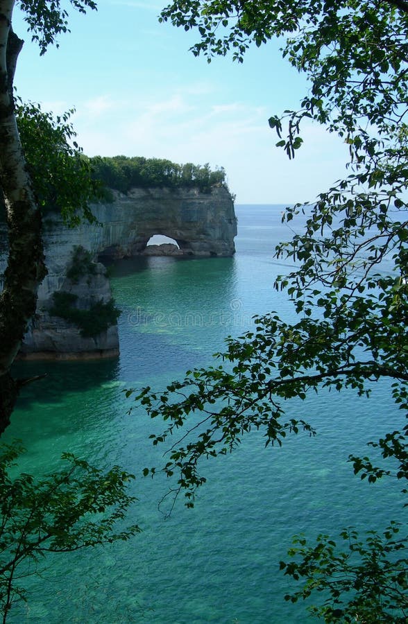 Smeraldo acqua sul raffigurato rocce, sul meglio scenico superiore penisola, Stati Uniti d'America.