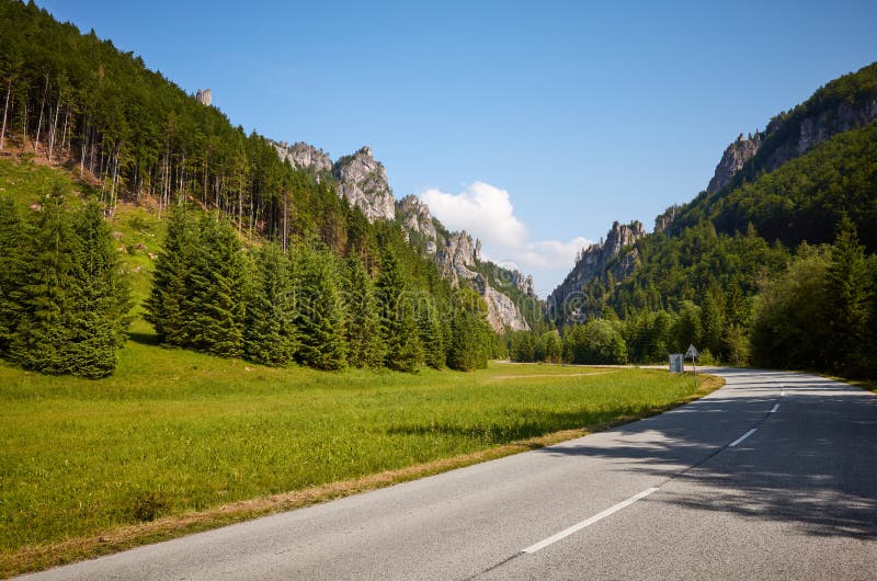 Malebná silnice v pohoří Malá Fatra, Slovensko