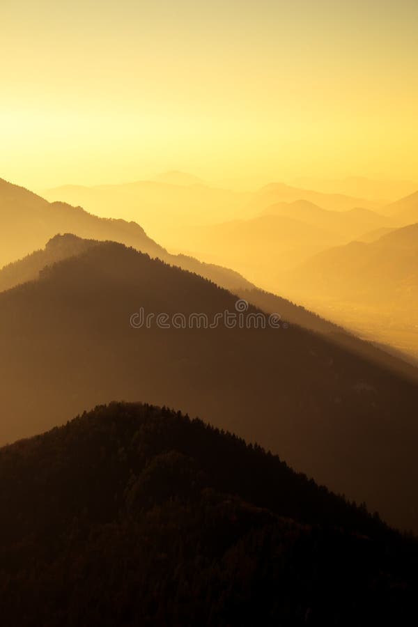 Scénický pohľad na siluetu hôr a kopcov pri západe slnka