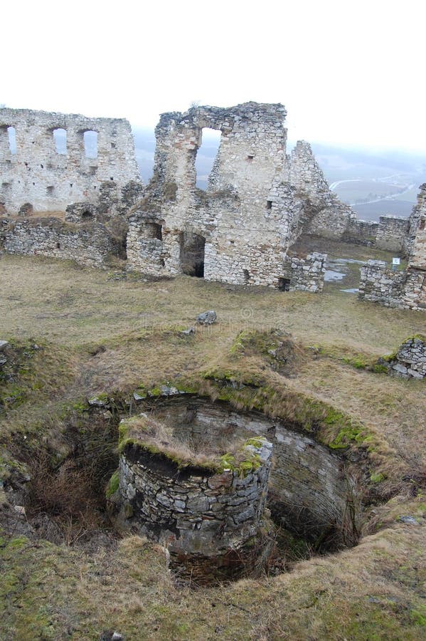 Scénický pohľad na starý kamenný európsky hrad so sivou hmlou na pozadí