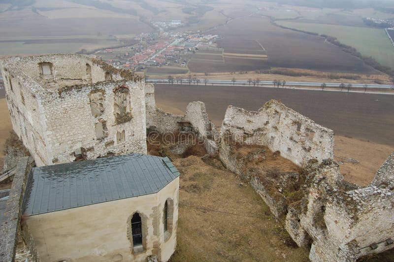 Scénický pohled na starý kamenný evropský hrad s šedou mlhou na pozadí