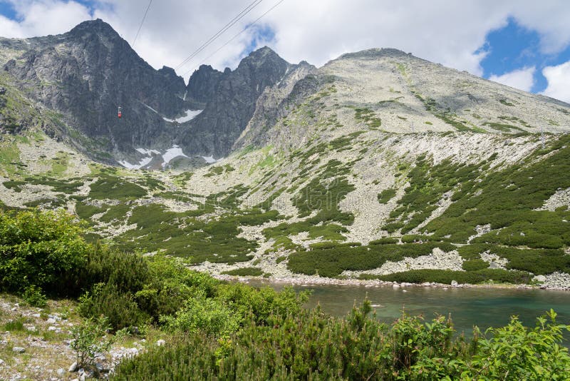 Malebný pohľad na skalnaté pleso skalnaté pleso a lanovka smerujúca na lomnický štít vo vysokých tatrách, slovensko