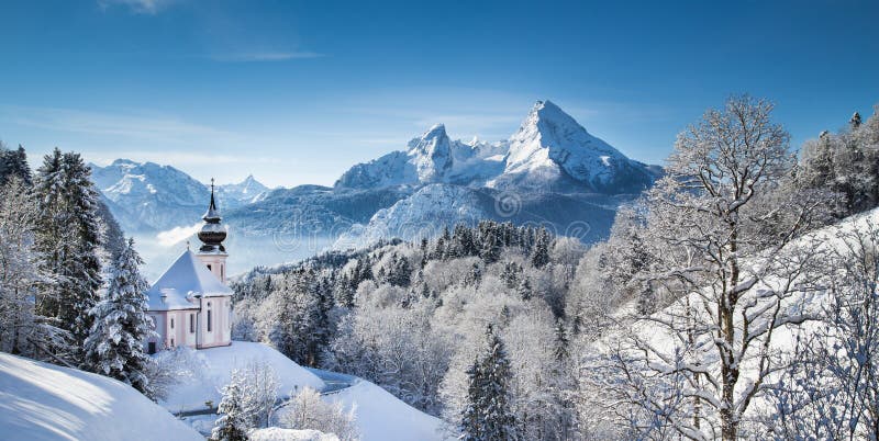 Panoramatický pohľad na krásne zimná krajina v Bavorských Alpách s pútnické kostol Maria Gern a slávny Watzmann masívu v pozadí, Nationalpark Berchtesgadener Land, Bavorsku, Nemecko.