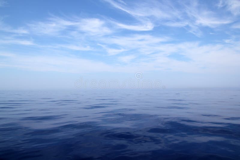 Scenics di orizzonte del cielo dell'oceano dell'acqua blu del mare calmo