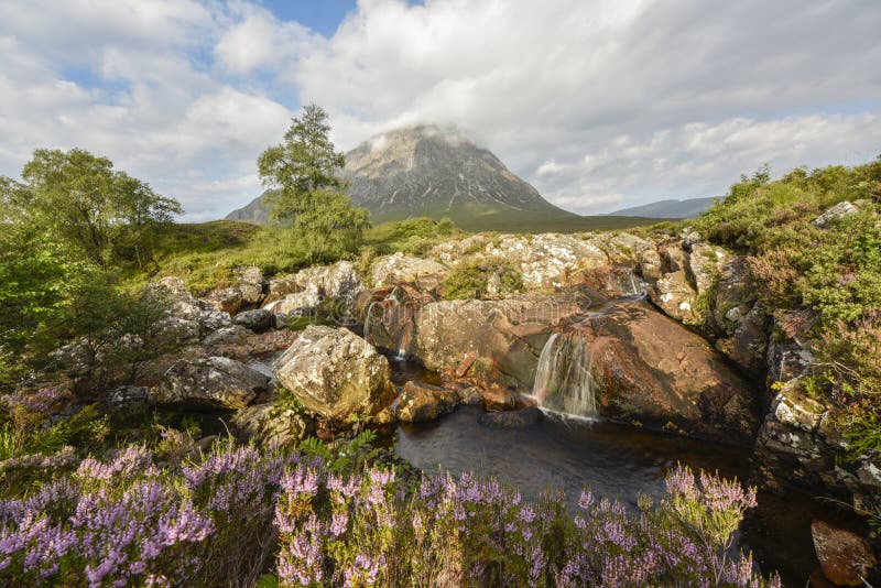 Sceniczna siklawa Rzeczny Coupall w roztoce Etive w moorlands Buachaille Etive Mor, Szkocja fotografia stock Sceniczna siklawa Rzeczny Coupall w roztoce Etive w moorlands Buachaille Etive Mor, Szkocja fotografia stock