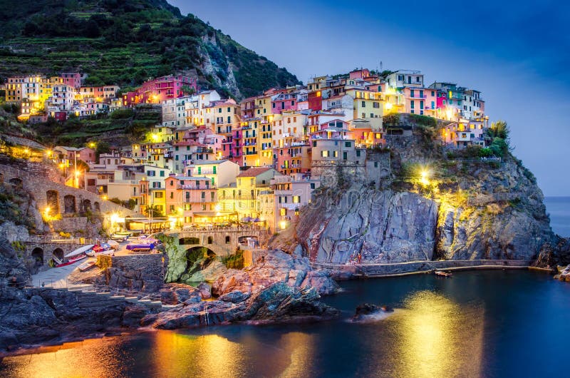 Sceniczny noc widok kolorowa wioska Manarola w Cinque Terre