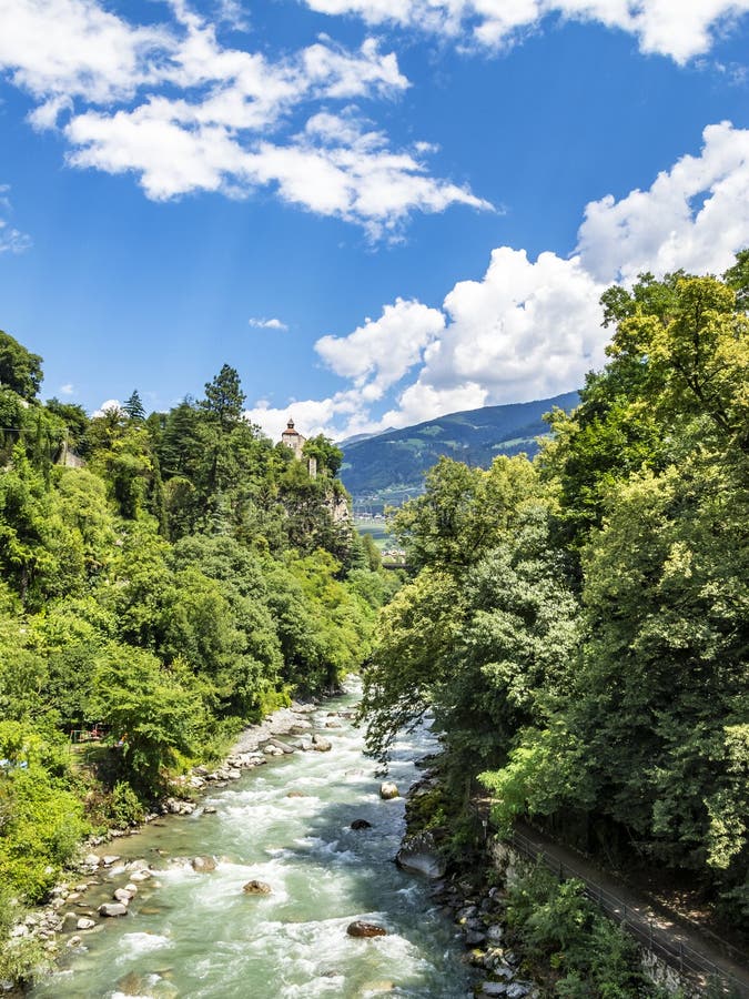 Sceniczny podwyższony widok przechodzień rzeka w Merano, Południowy Tyrol, Włochy zdjęcia stock Sceniczny podwyższony widok przechodzień rzeka w Merano, Południowy Tyrol, Włochy zdjęcia stock