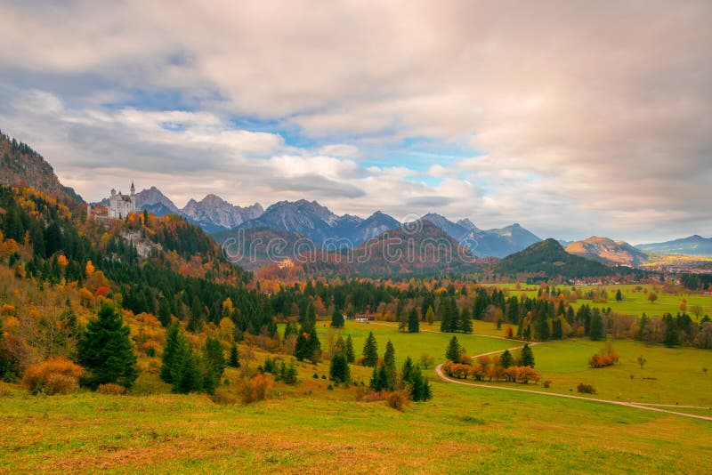 Sceniczny widok Alpejska dolina z Neuschwanstein i Hohenschwangau roszuje przy jesień rankiem fotografia royalty free Sceniczny widok Alpejska dolina z Neuschwanstein i Hohenschwangau roszuje przy jesień rankiem fotografia royalty free
