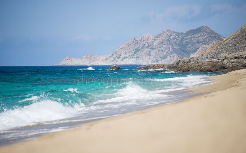 Sceniczny widok błękitnych fal morskich na góry Calvi corsica francja w słoneczny dzień obraz stock