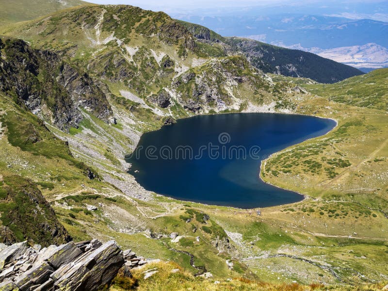 Sceniczny widok Cynaderki jezioro, jeden Siedem Rila jezior przy Rila górami, Bułgaria obrazy royalty free Sceniczny widok Cynaderki jezioro, jeden Siedem Rila jezior przy Rila górami, Bułgaria obrazy royalty free
