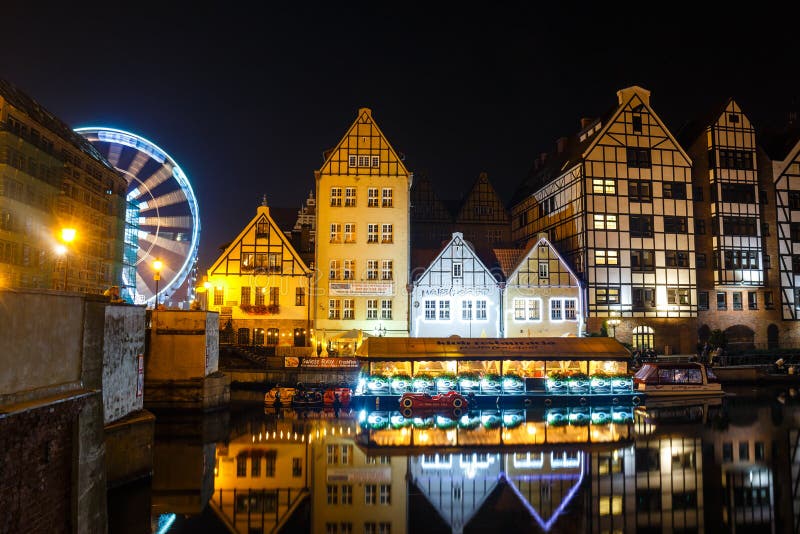 Sceniczny widok Motlawa rzeczny bulwar w dziejowej części Gdański przy nocą, Polska zdjęcia stock Sceniczny widok Motlawa rzeczny bulwar w dziejowej części Gdański przy nocą, Polska zdjęcia stock