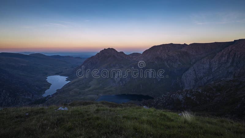 Sceniczny widok nad Snowdonia przy zmierzchem