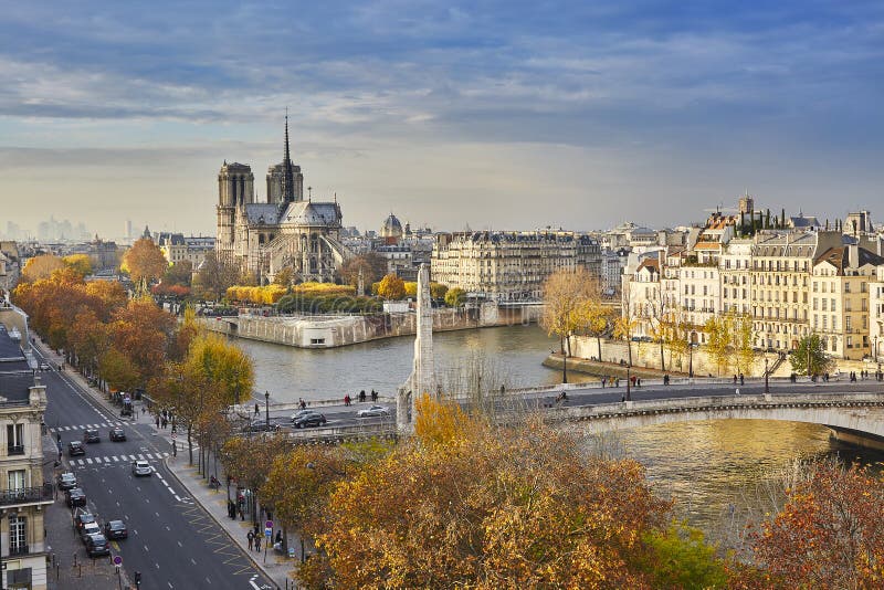 Sceniczny widok notre-dame de paris na jaskrawym spadku dniu obrazy stock Sceniczny widok notre-dame de paris na jaskrawym spadku dniu obrazy stock