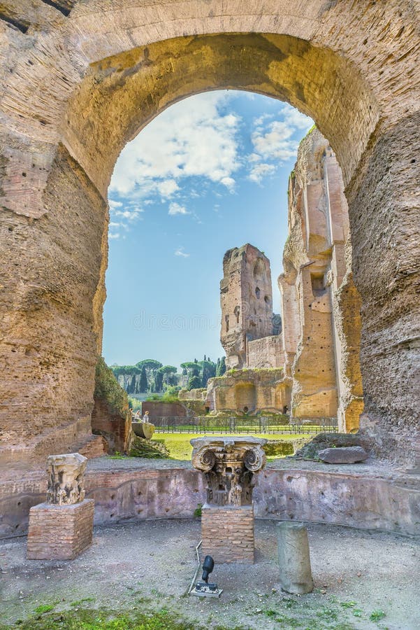 Sceniczny widok przez kolumn na ruinach antyczni Romańscy skąpania Caracalla i łuku fotografia royalty free Sceniczny widok przez kolumn na ruinach antyczni Romańscy skąpania Caracalla i łuku fotografia royalty free