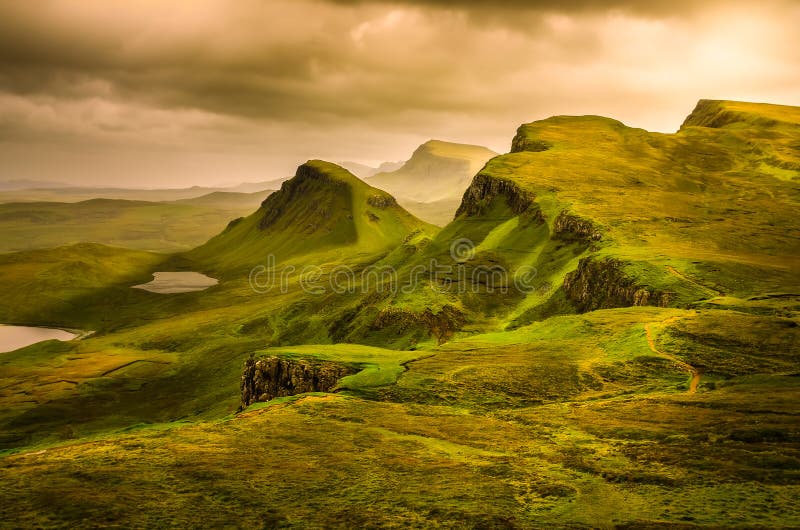 Sceniczny widok Quiraing gór zmierzch z dramatycznym niebem, Scot zdjęcie royalty free