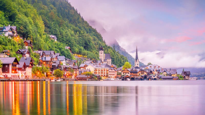 Sceniczny widok s? awna Hallstatt wioska w Austria obrazy royalty free