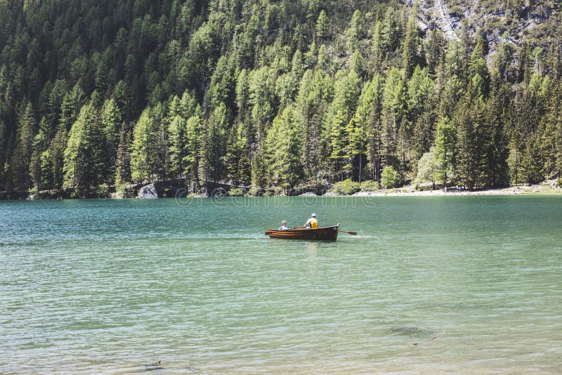 Sceniczny widok s?awni braies jeziorni w Italy obraz stock Sceniczny widok s?awni braies jeziorni w Italy obraz stock