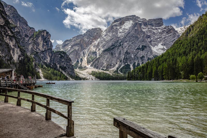 Sceniczny widok s?awni braies jeziorni w Italy fotografia royalty free Sceniczny widok s?awni braies jeziorni w Italy fotografia royalty free