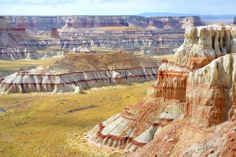 Sceniczny widok stunning biali pasiaści piaskowcowi hoodoos w kopalnia węgla jarze blisko Tuba miasta, Arizona zdjęcie stock Sceniczny widok stunning biali pasiaści piaskowcowi hoodoos w kopalnia węgla jarze blisko Tuba miasta, Arizona zdjęcie stock
