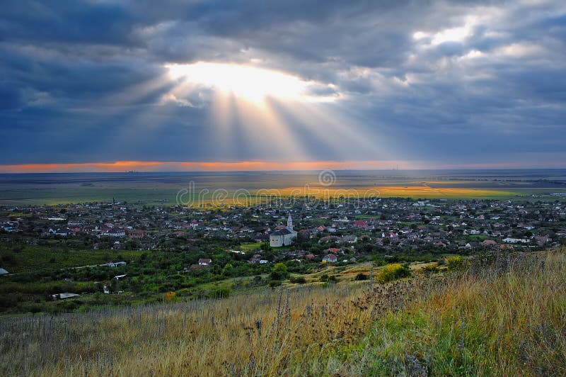 Sceniczny widok światła wiejskiego przez słońce przez dziurę w chmurach obrazy royalty free