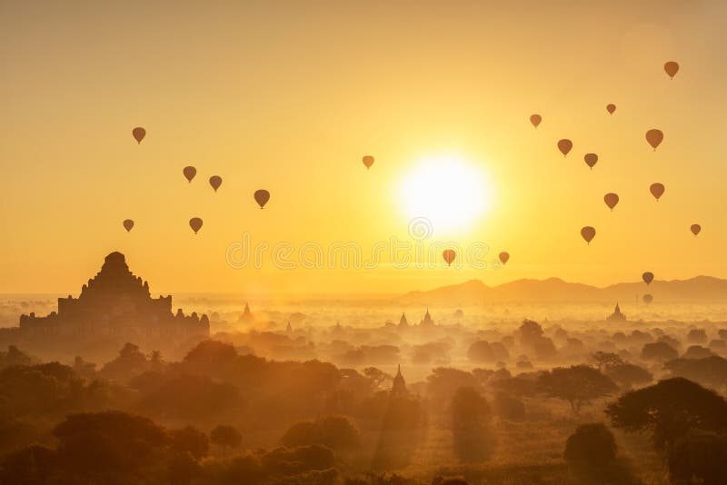 Sceniczny wschód słońca z wiele gorące powietrze balonami nad Bagan obraz royalty free Sceniczny wschód słońca z wiele gorące powietrze balonami nad Bagan obraz royalty free
