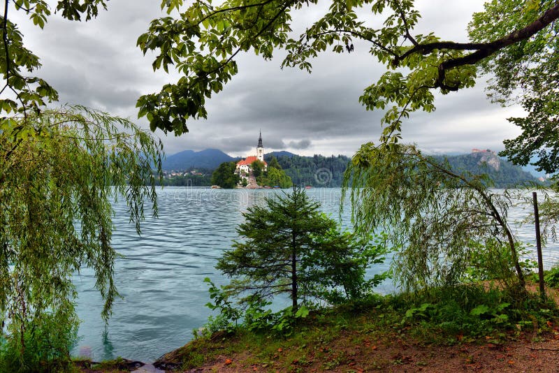 Scenische ochtendweergave van de St. Martin's Parish Church nabij Bled Lake Schitterend herfstweer tijdens zonsopgang royalty-vrije stock foto Scenische ochtendweergave van de St. Martin's Parish Church nabij Bled Lake Schitterend herfstweer tijdens zonsopgang royalty-vrije stock foto