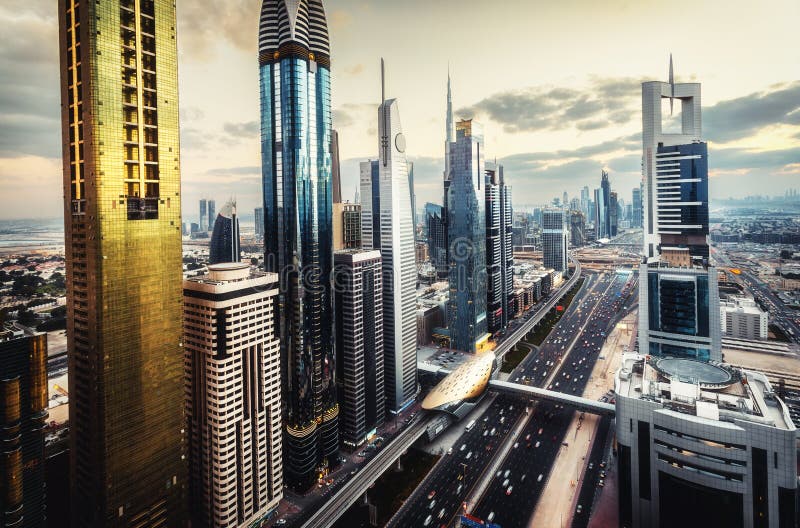 Scenisk horisont av en stor futuristisk stad med mest högväxt skyskrapor för värld