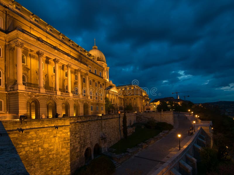 Scenisk nattscape av Buda Castle eller Royal Palace, Budapest, Ungern arkivfoto Scenisk nattscape av Buda Castle eller Royal Palace, Budapest, Ungern arkivfoto
