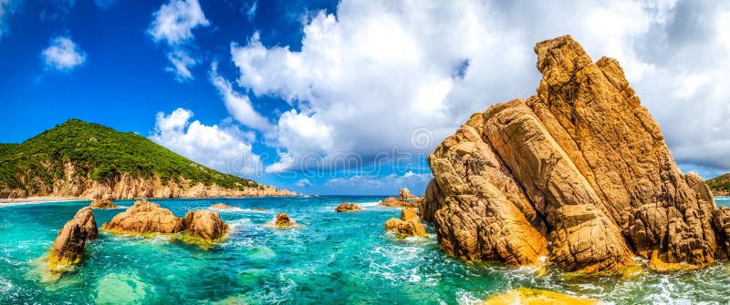 Scenisk panoramautsikt för havkustlinje i Costa Paradiso, Sardini royaltyfria foton Scenisk panoramautsikt för havkustlinje i Costa Paradiso, Sardini royaltyfria foton