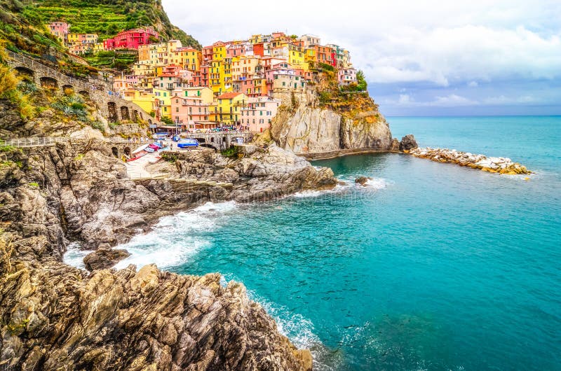 Scenisk sikt av den färgrika byn Manarola i Cinque Terre arkivbild